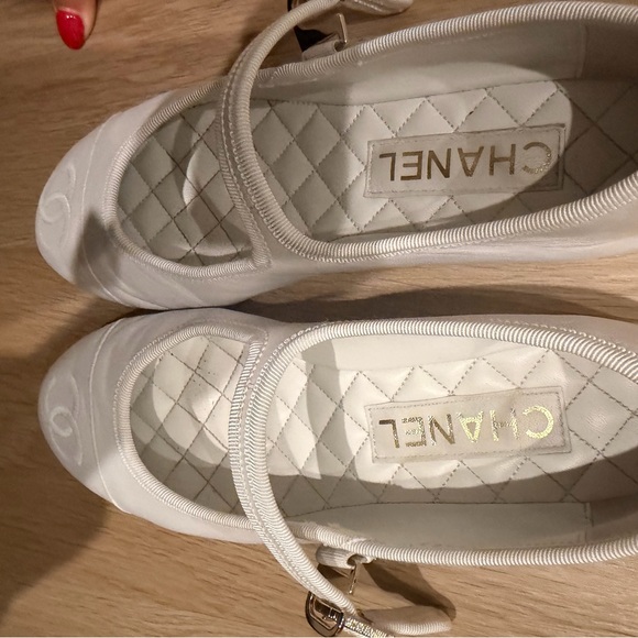 AUTHENTIC CHANEL Classic White Mary Jane Shoes w/ box and shoe bags - Picture 4 of 11